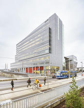 CLSB is located at the entry to OHSU’s new Schnitzer Campus and is well served by a variety of transportation modes. - Photo Credit: Alene Davis Photography